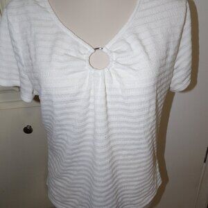 No Boundaries sz XL White Raised Stripes with Circle at V-neck, Short Sleeves